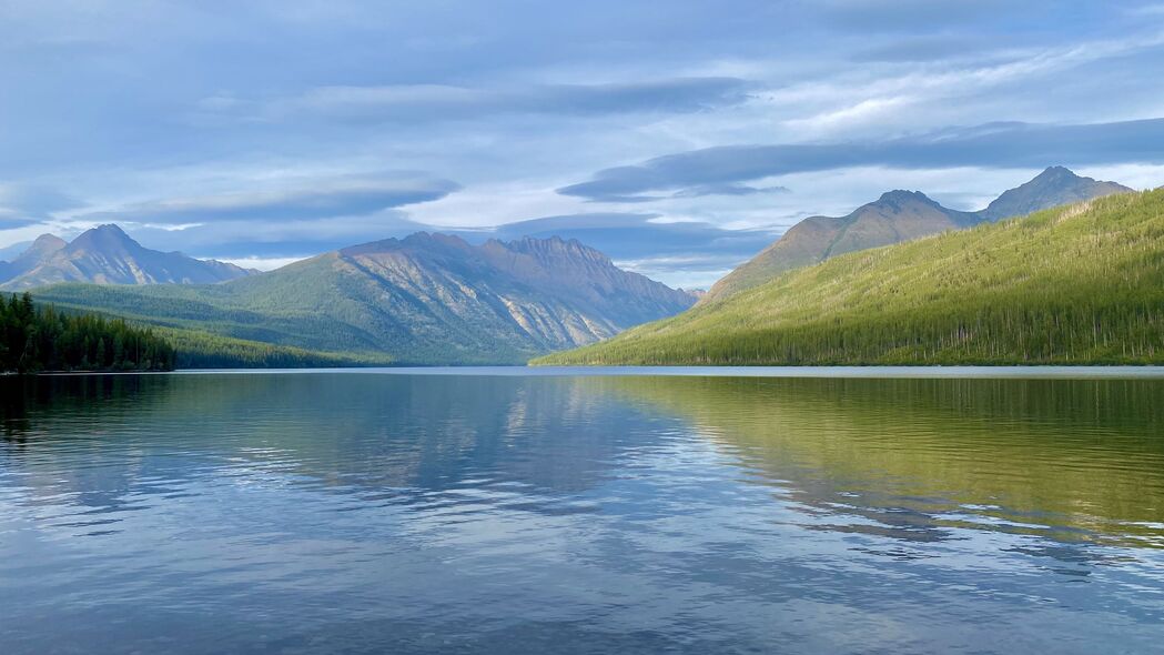 绝美湖泊岛屿自然风景，树木倒影如画，高清4K壁纸3840x2160下载