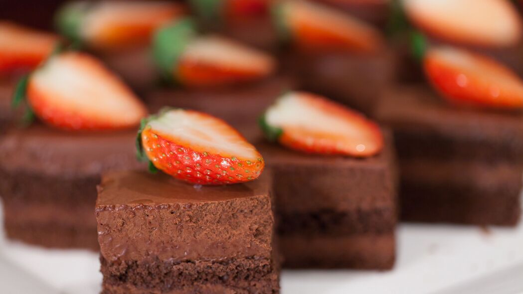布朗尼 巧克力 草莓 浆果 甜点 4k壁纸 3840x2160