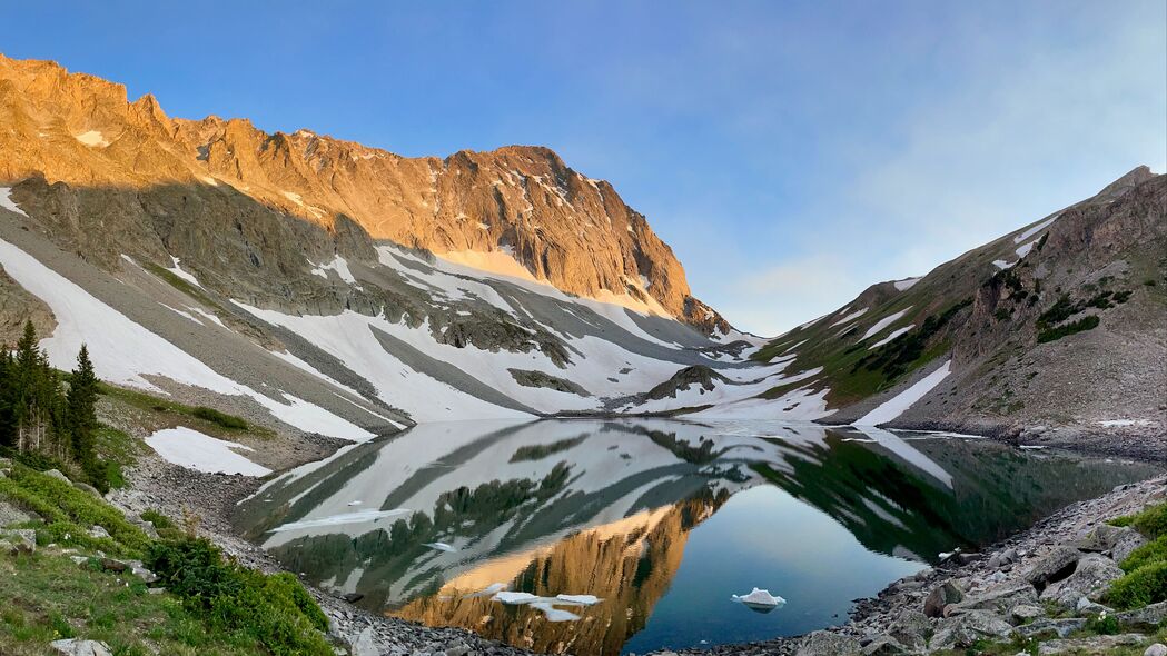 雪覆山脉映湖光，自然美景4K壁纸，高清3840x2160下载