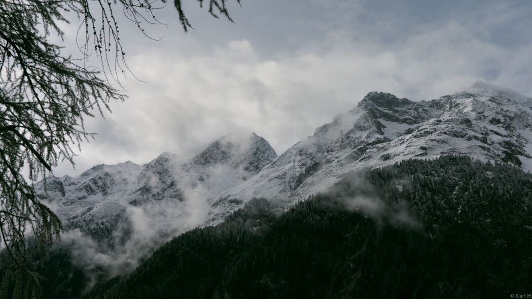 绝美山脉雪景，雾霭缭绕自然画卷，超高清4K壁纸，3840x2160下载尽享