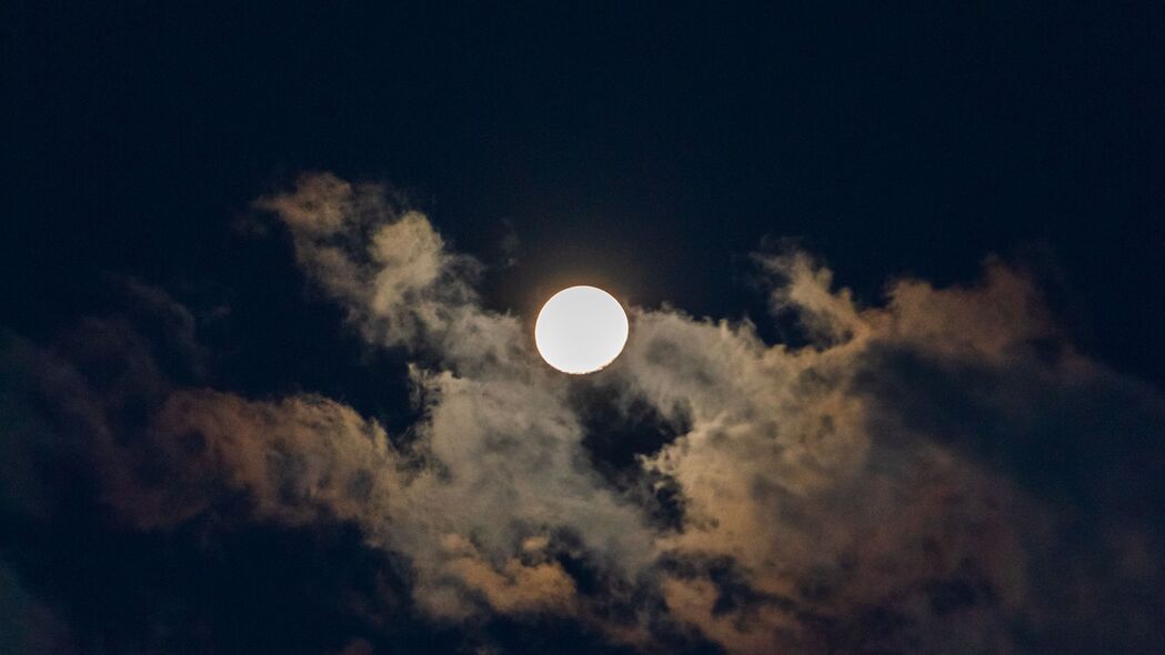 月亮 满月 云 天空 夜晚 深色 4k壁纸 3840x2160
