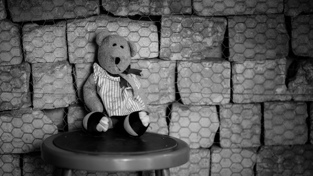 小熊 玩具 椅子 网眼布 黑白 4k壁纸 3840x2160