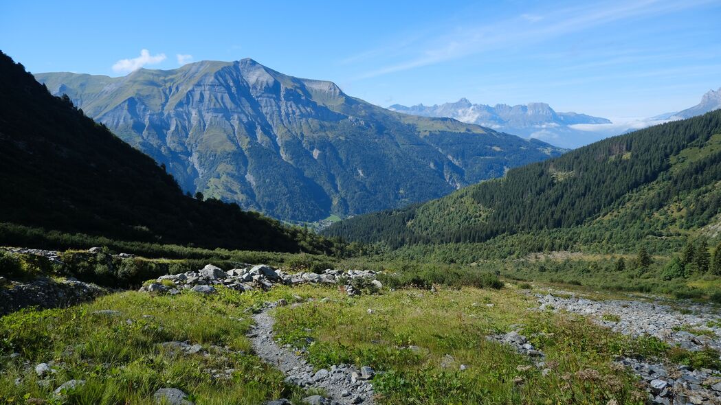 4K高清自然风景壁纸，山脉草地路径美景，3840x2160分辨率免费下载