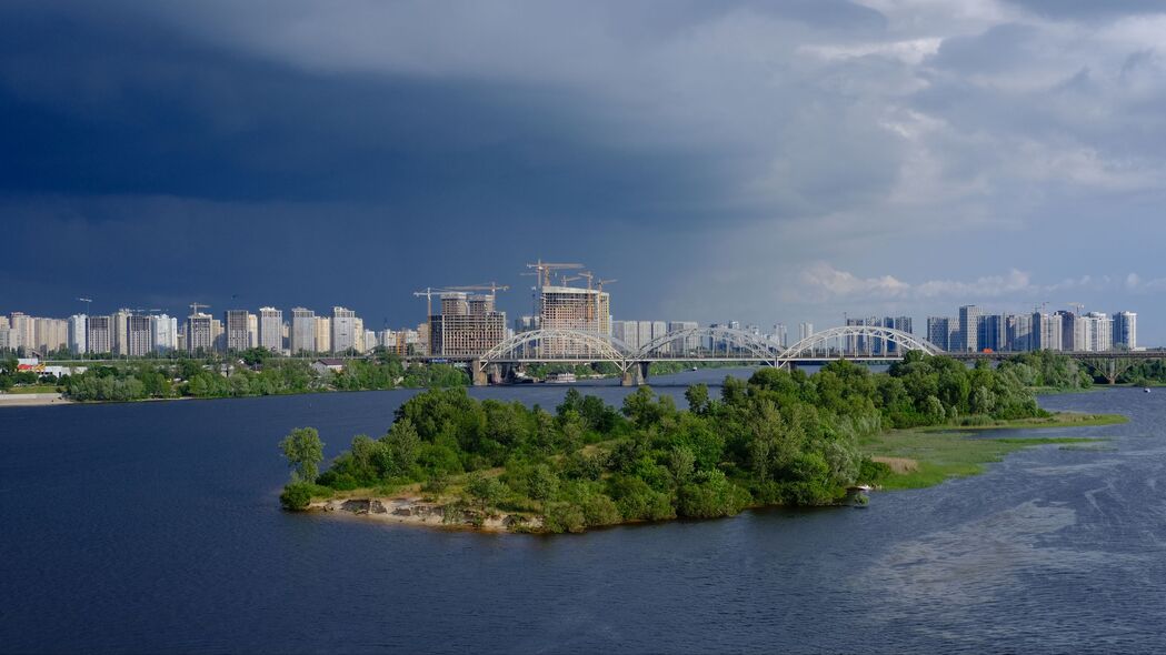 城市鸟瞰美景，桥梁横跨河流，建筑辉映4K超高清壁纸（3840x2160）