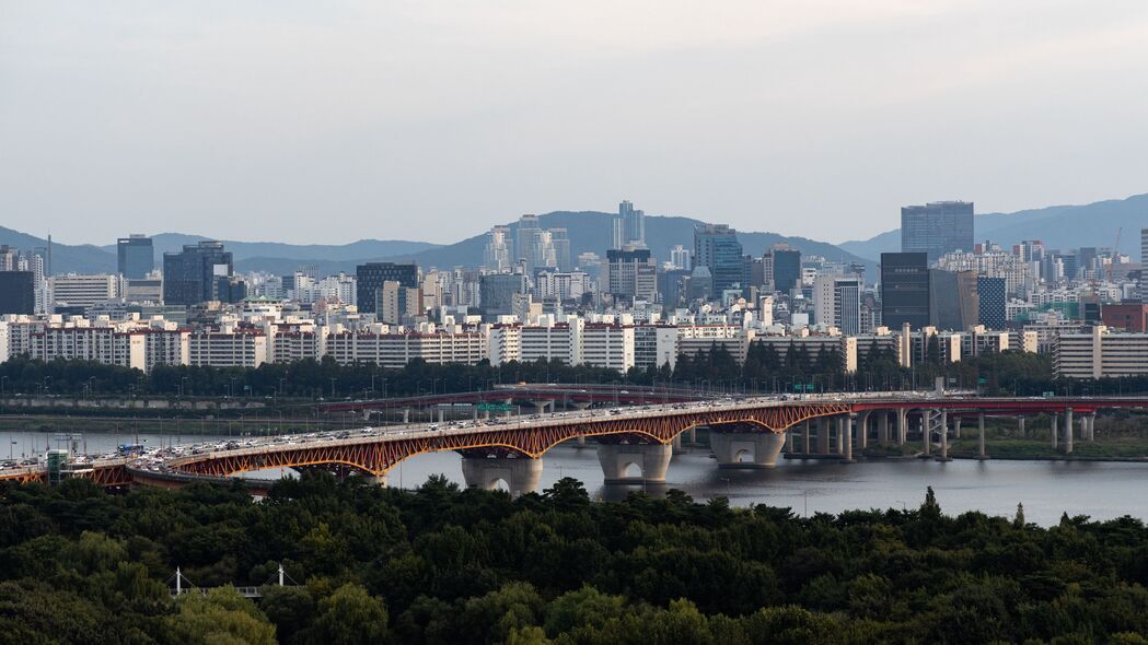 城市鸟瞰美景，桥梁、建筑、树木与河流，4K高清壁纸（3840x2160）免费下载