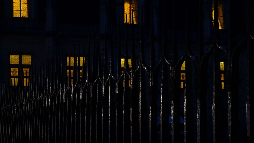 围栏 尖刺 建筑 窗户 夜晚 深色 4k壁纸 3840x2160
