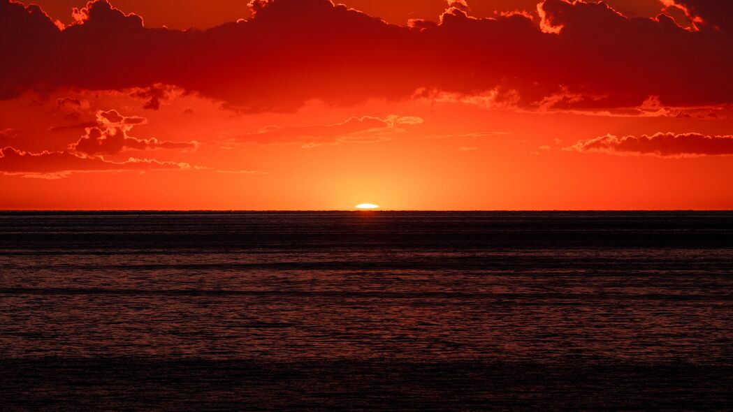 深邃大海日落黄昏，太阳渐隐地平线，4K高清壁纸，3840x2160极致画质，免费下载！