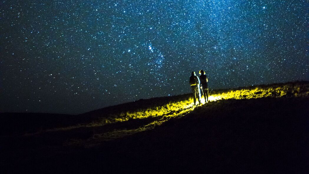 情侣山丘夜空星光，深色4K超清壁纸，3840x2160高清下载