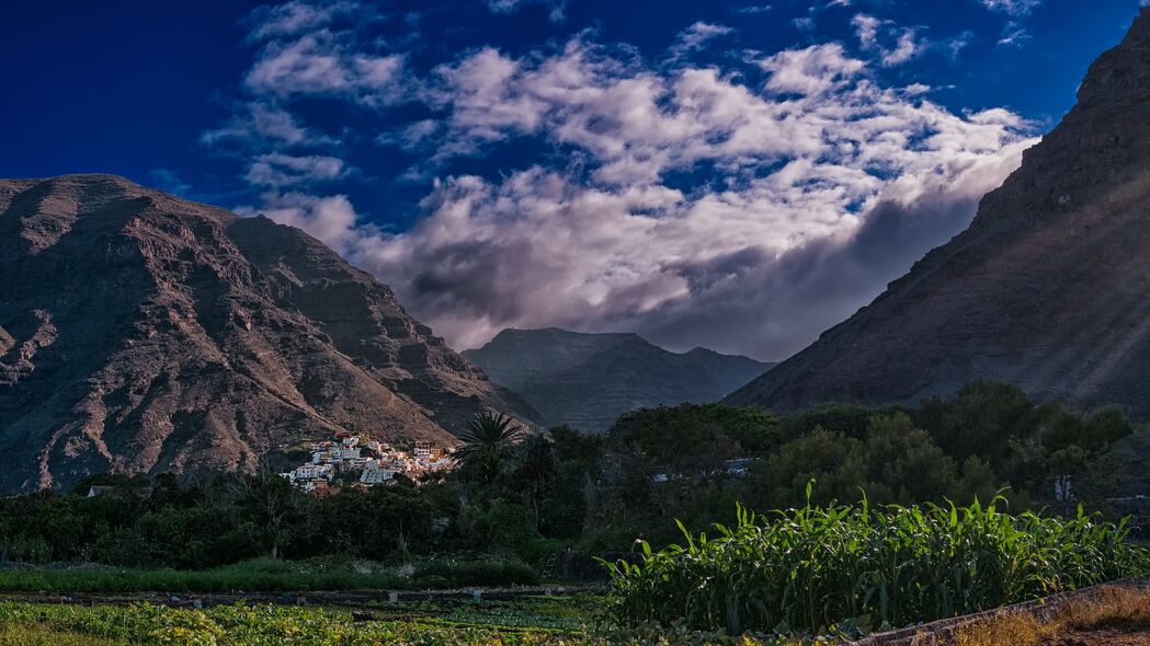 绝美山脉树木房屋景观，4K超高清壁纸，3840x2160分辨率，自然美景尽在眼前！