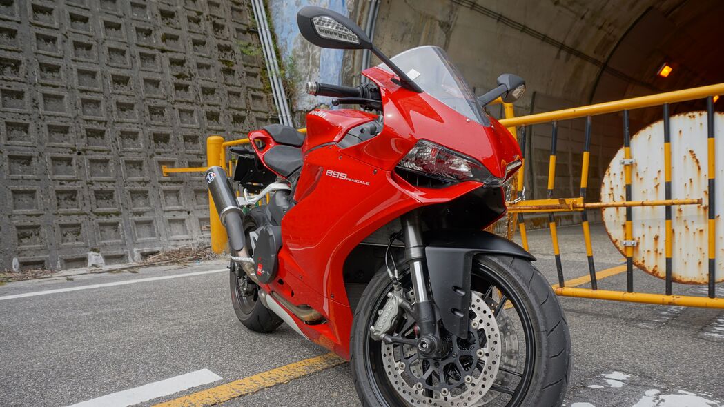  ducati 摩托车 自行车 红色 停车场 摩托车 4k壁纸 3840x2160