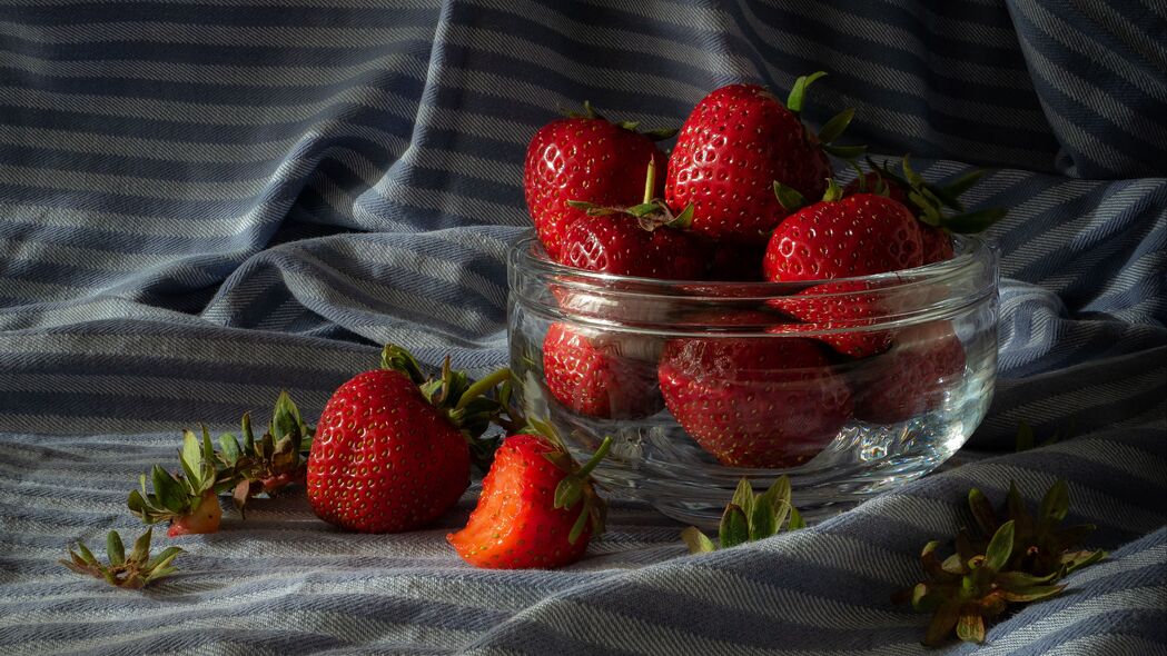 草莓 浆果 成熟 红色 碗状 夏季 4k壁纸 3840x2160