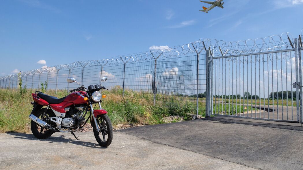 摩托车 自行车 红色 围栏 4k壁纸 3840x2160