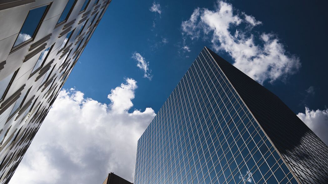 城市 建筑 玻璃 反射 云 天空 4k壁纸 3840x2160
