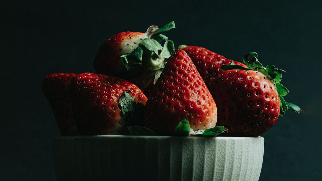 草莓 浆果 成熟 红色 碗状 4k壁纸 3840x2160