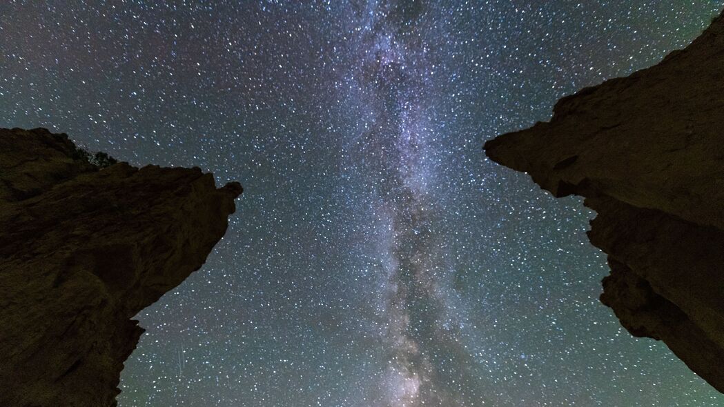 银河星光，岩石夜色，深色4K高清壁纸，3840x2160超清背景图片免费下载