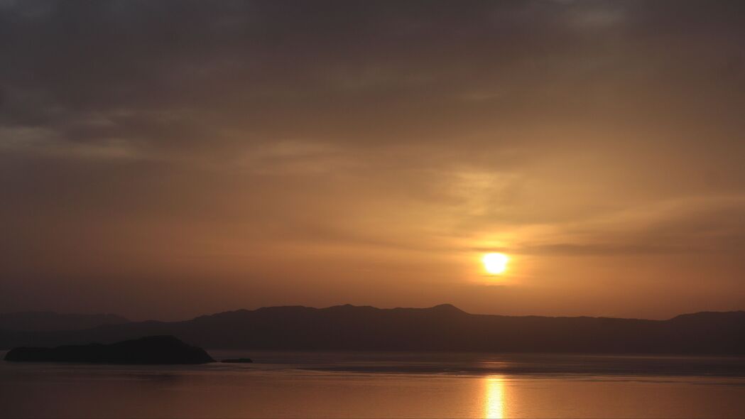 太阳映湖，日落绚烂——精选4K高清壁纸，3840x2160分辨率，美景尽在眼前！