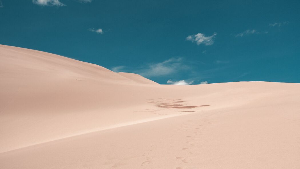 沙漠 沙子 脚印 云 4k壁纸 3840x2160