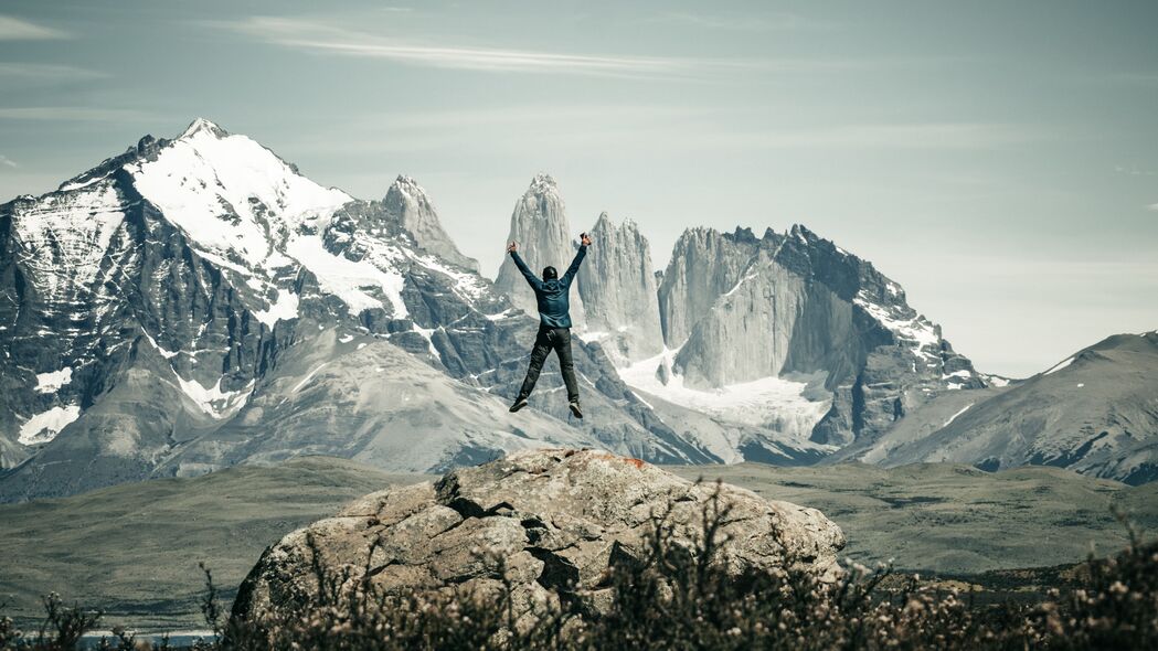 人 跳跃 自由 免费 山脉 自然 4k壁纸 3840x2160