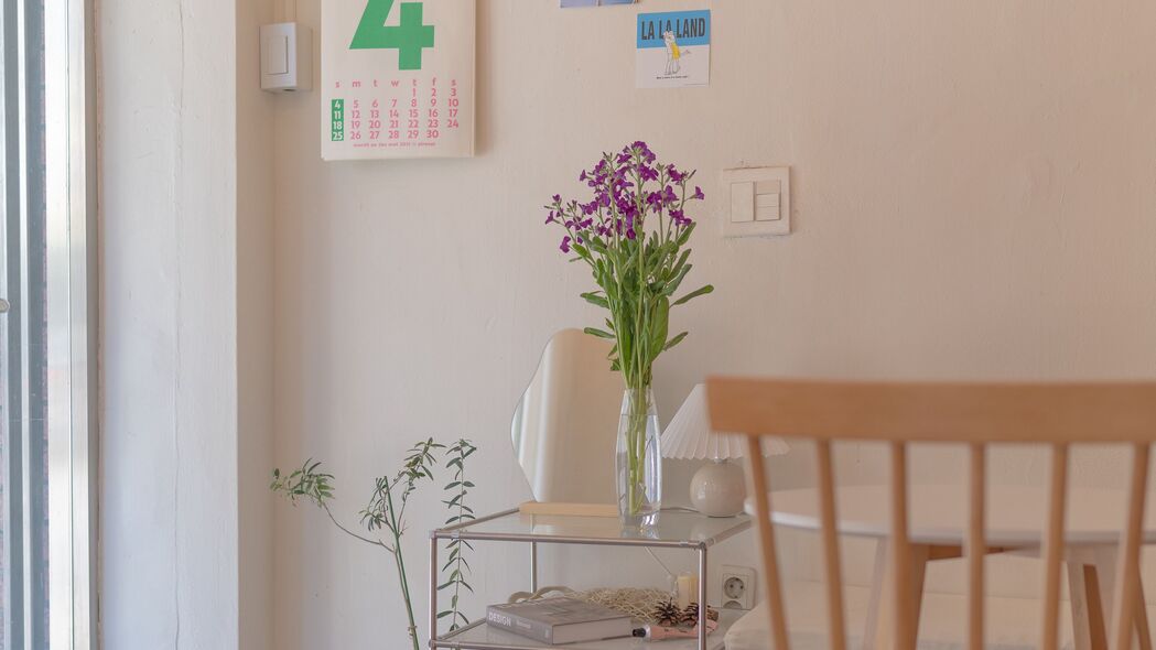 桌子 椅子 花瓶 鲜花 室内 装饰 美学 4k壁纸 3840x2160
