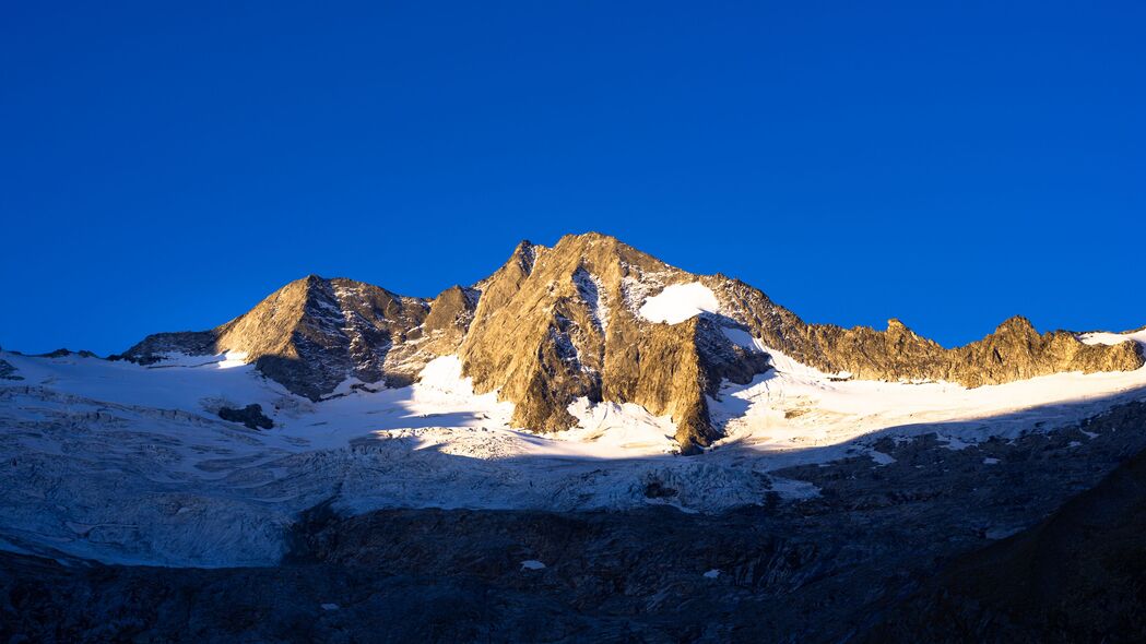 山峰雪影4K超清壁纸，绝美风景，3840x2160高清下载