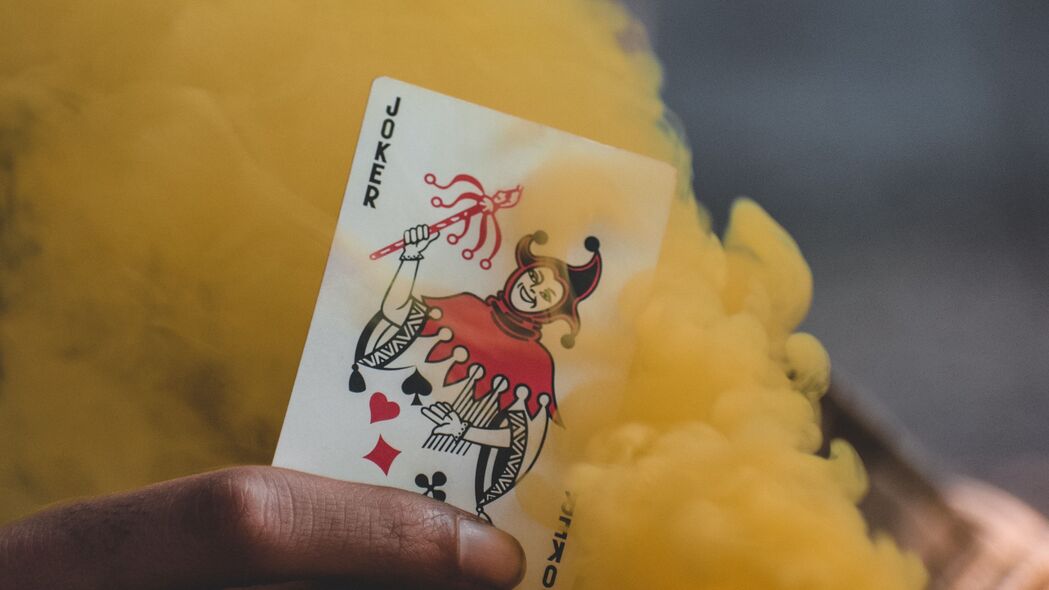 小丑 扑克牌 烟雾 黄色 手 4k壁纸 3840x2160