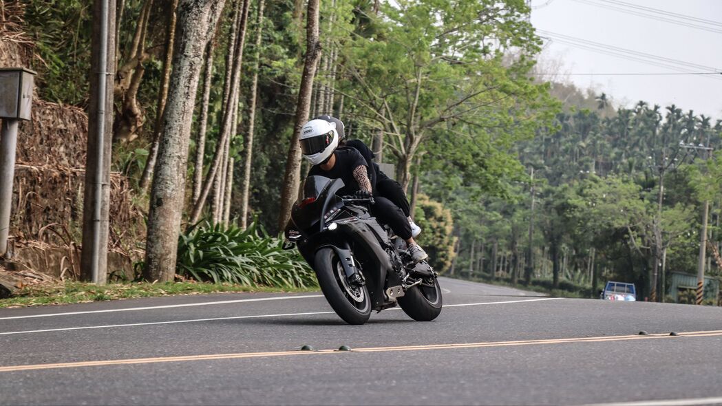 摩托车 黑色 摩托车手 速度 道路 树木 4k壁纸 3840x2160