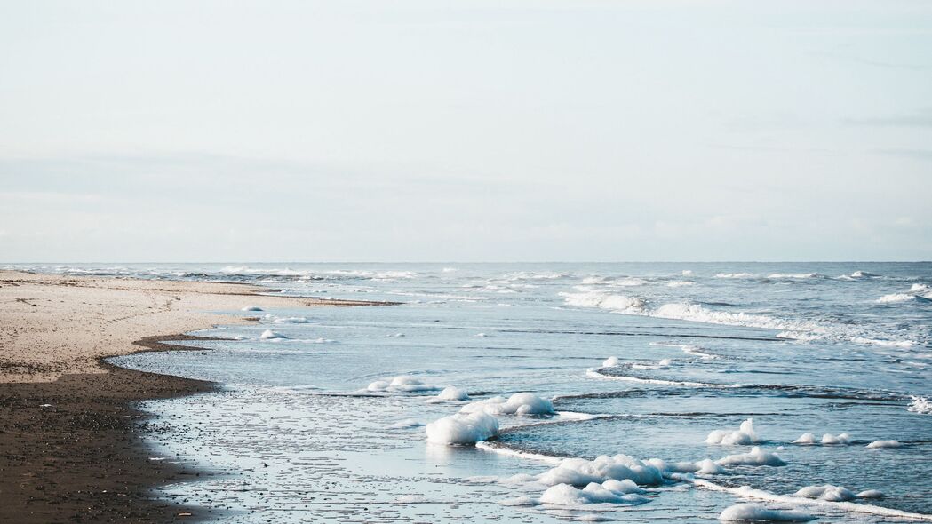 大海美景高清4K壁纸，海浪拍岸，沙滩细腻，3840x2160分辨率畅享视觉盛宴