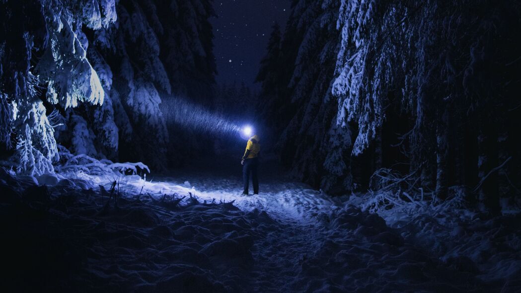 人 手电筒 夜晚 森林 雪 深色 4k壁纸 3840x2160