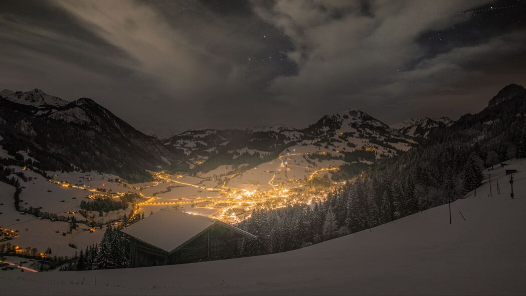 雪夜山脉村庄灯火，绝美4K高清壁纸，3840x2160分辨率畅享下载