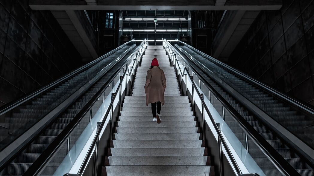 楼梯 女孩 独自一人 地铁 4k壁纸 3840x2160