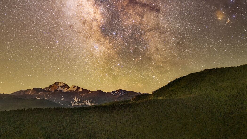 山脉森林星空夜晚，绝美4K高清壁纸（3840x2160），尽览夜晚自然风光的无限魅力！