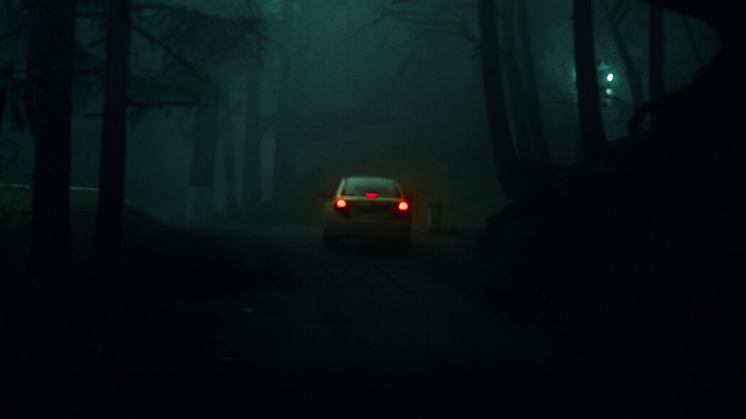 超清4K壁纸，雾中树木与汽车，昏暗模糊色调，深色背景，3840x2160高清下载