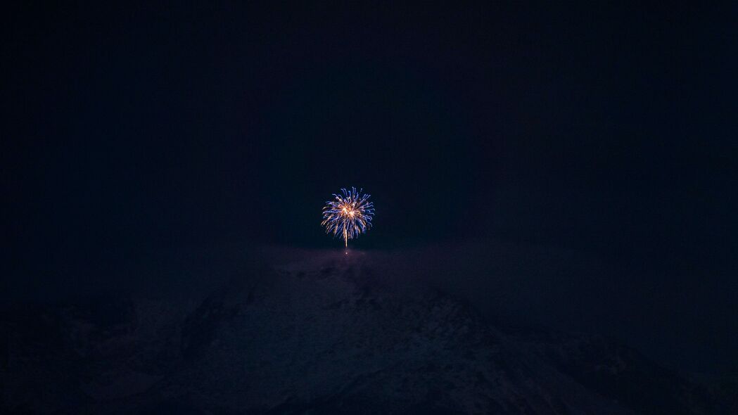 暗夜山脉烟花盛宴，深色4K超高清壁纸，震撼3840x2160分辨率下载