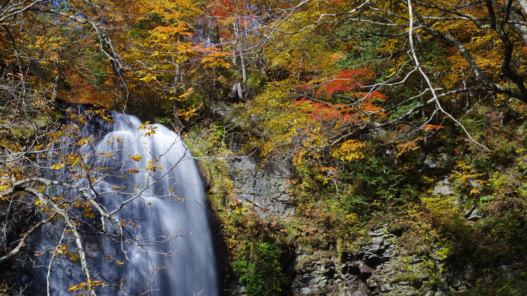 瀑布悬崖森林奇石美景，超清4K壁纸，3840x2160高清风景图片，一键下载