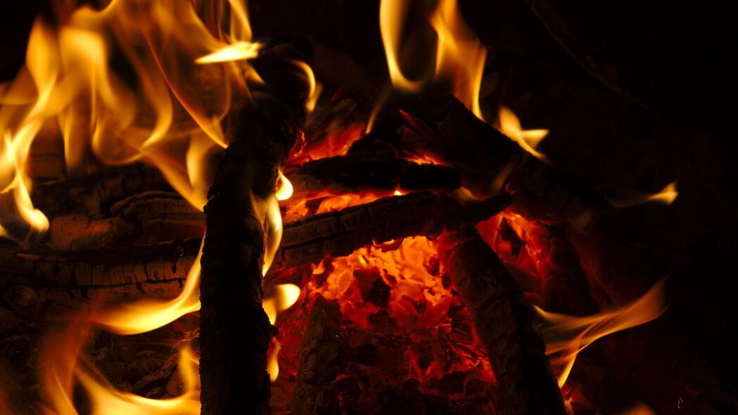 篝火 火 火焰 木材 煤炭 深色 4k壁纸 3840x2160