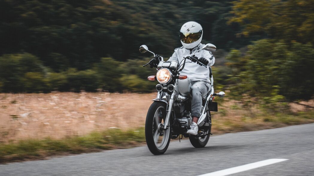 摩托车 摩托车手 自行车 白色 道路 速度 4k壁纸 3840x2160