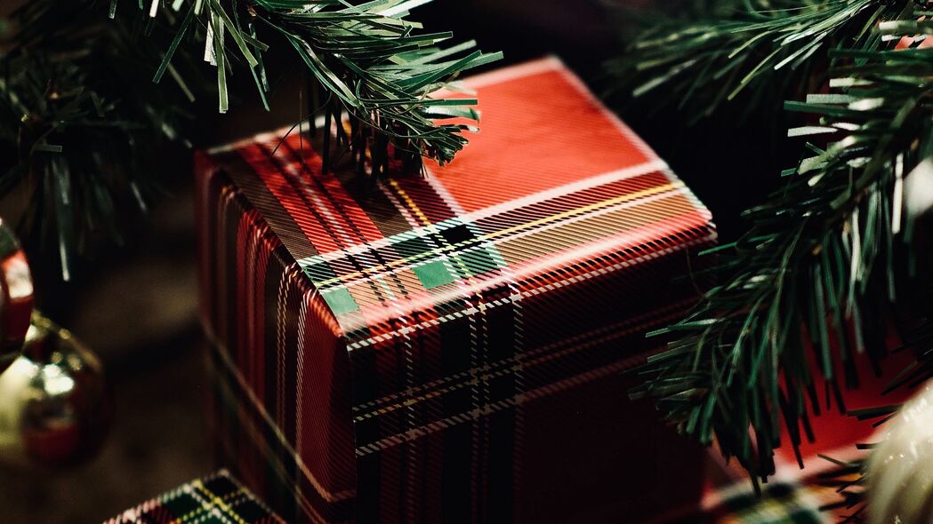 礼物 盒子 花环 装饰品 树 圣诞节 新年 4k壁纸 3840x2160