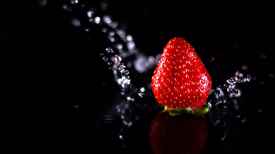 草莓 浆果 水 喷雾 4k壁纸 3840x2160