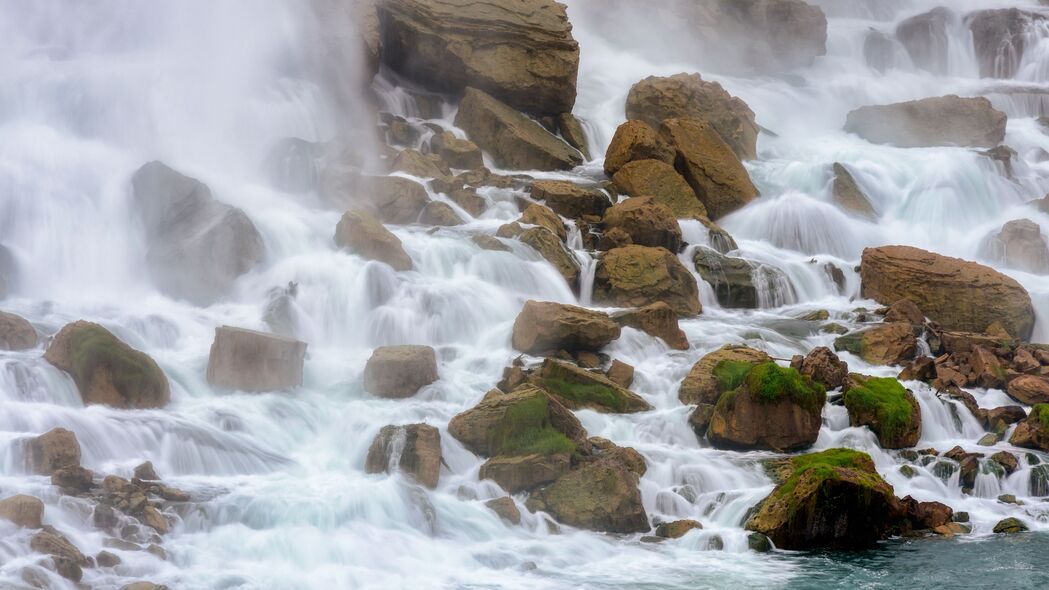 河流石韵，溪流潺潺——4K高清喷涂风景壁纸，3840x2160分辨率畅享下载