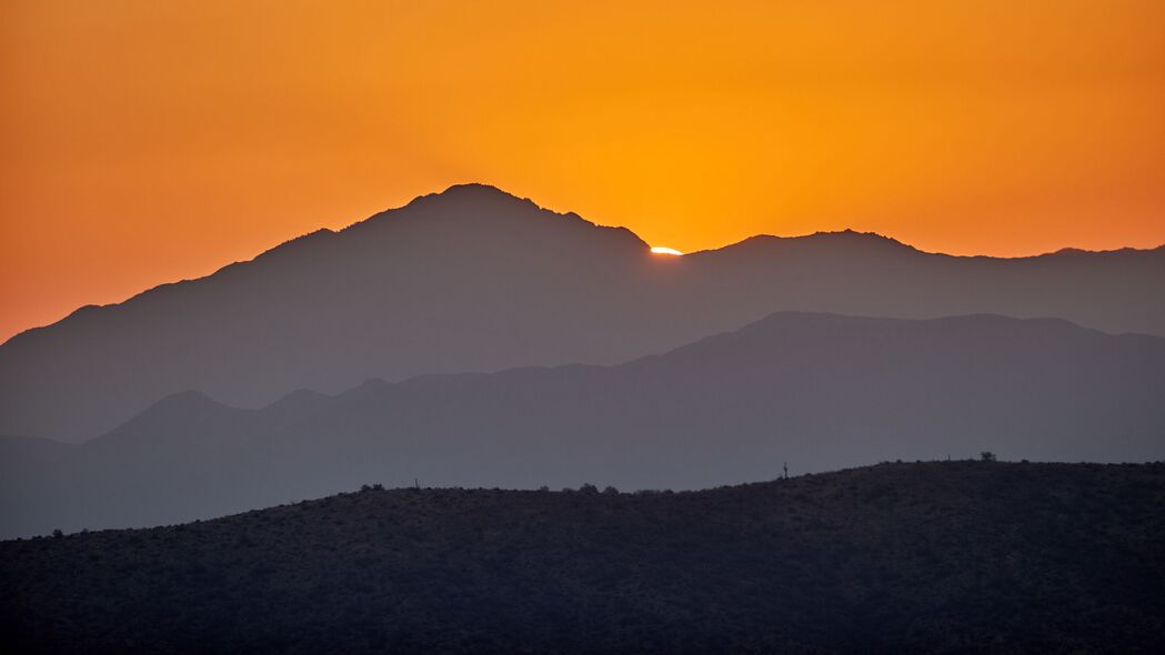 山丘剪影下的日落天空美景，高清4K壁纸，3840x2160分辨率免费下载