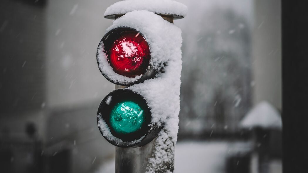 雪地红绿灯高清4K壁纸，红色发光标志，3840x2160超清分辨率下载