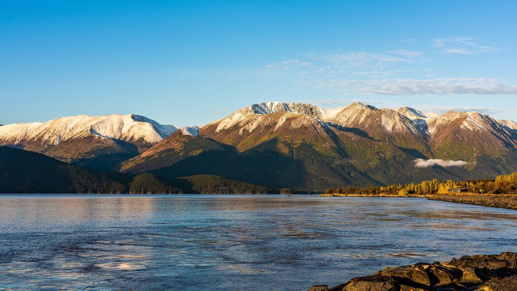 4K超清山脉湖泊风景壁纸，岩石、水与天空绝美融合，3840x2160高清下载