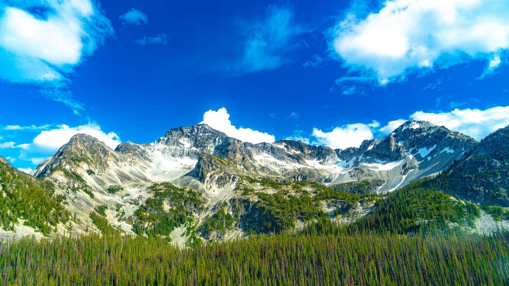 山峦森林美景，高清4K树木云景壁纸，3840x2160分辨率畅享下载