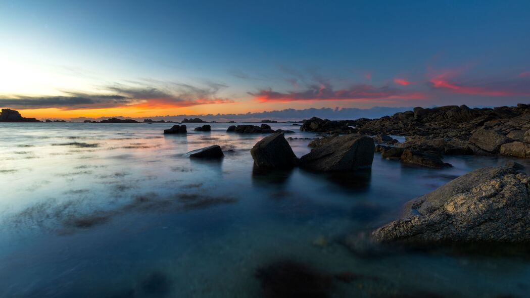 4K高清岩石海岸风景壁纸，3840x2160超清石头海景图片，一键下载