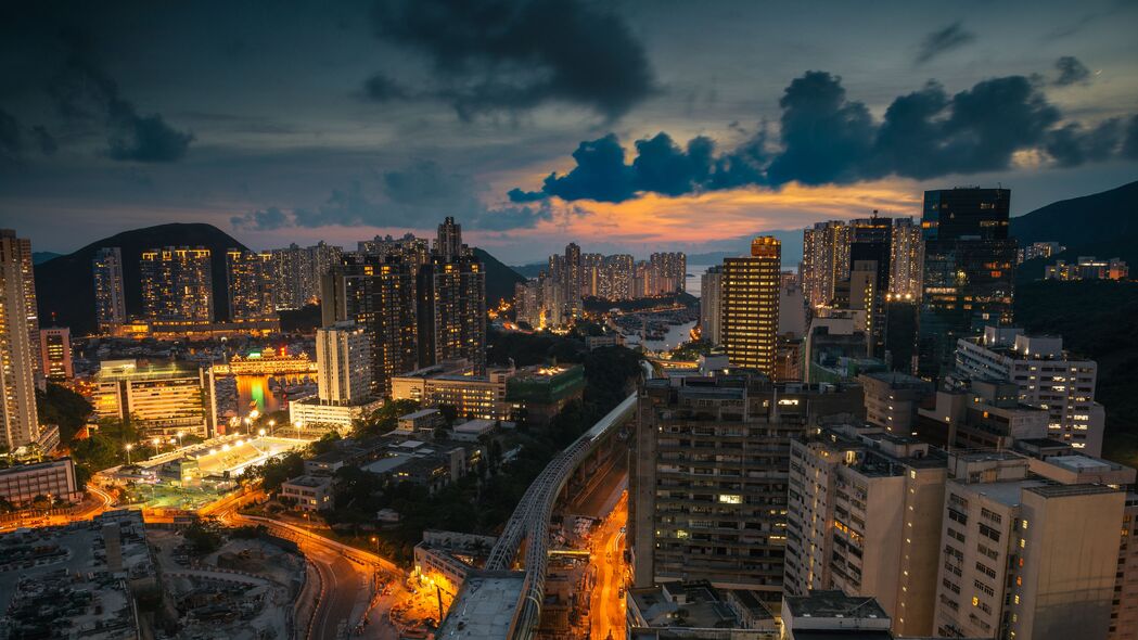 城市天际线，摩天大楼与道路交织的4K超清壁纸，3840x2160高清风景图片下载