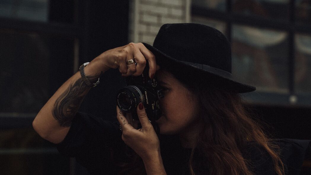 女孩 相机 帽子 摄影师 纹身 4k壁纸 3840x2160