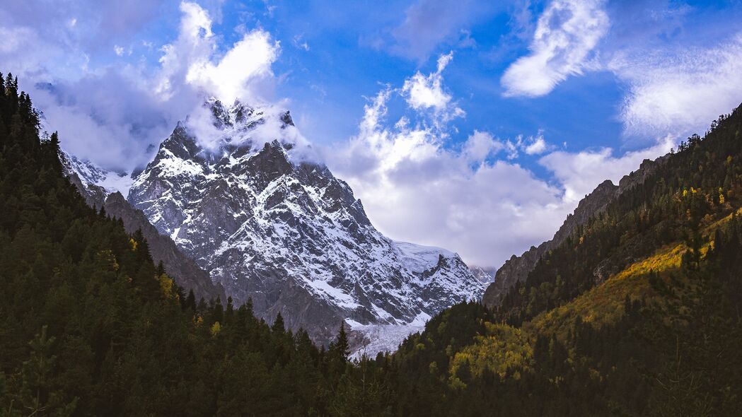 山脉雪景4K超清壁纸，峰峦叠翠，斜坡树木如画，3840x2160高清下载