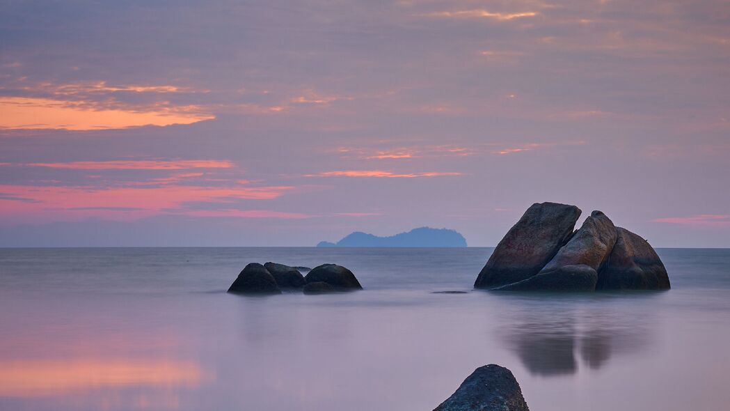 4K高清风景壁纸，岩石、海平线与天空的绝美交融，3840x2160分辨率免费下载