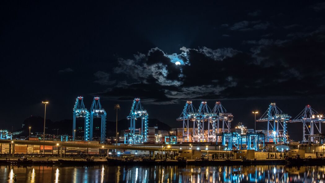 夜城港口，月光照耀下的璀璨夜景，4K高清壁纸，3840x2160分辨率，尽享视觉盛宴！