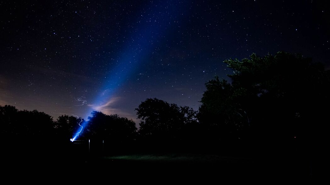 手电筒照亮星空，辉光星星4K高清壁纸，夜间3840x2160超清背景图片免费下载